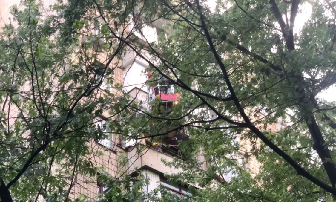 В многоэтажке Киева с шестого этажа обвалилась дедушкина "теплица" (видео)